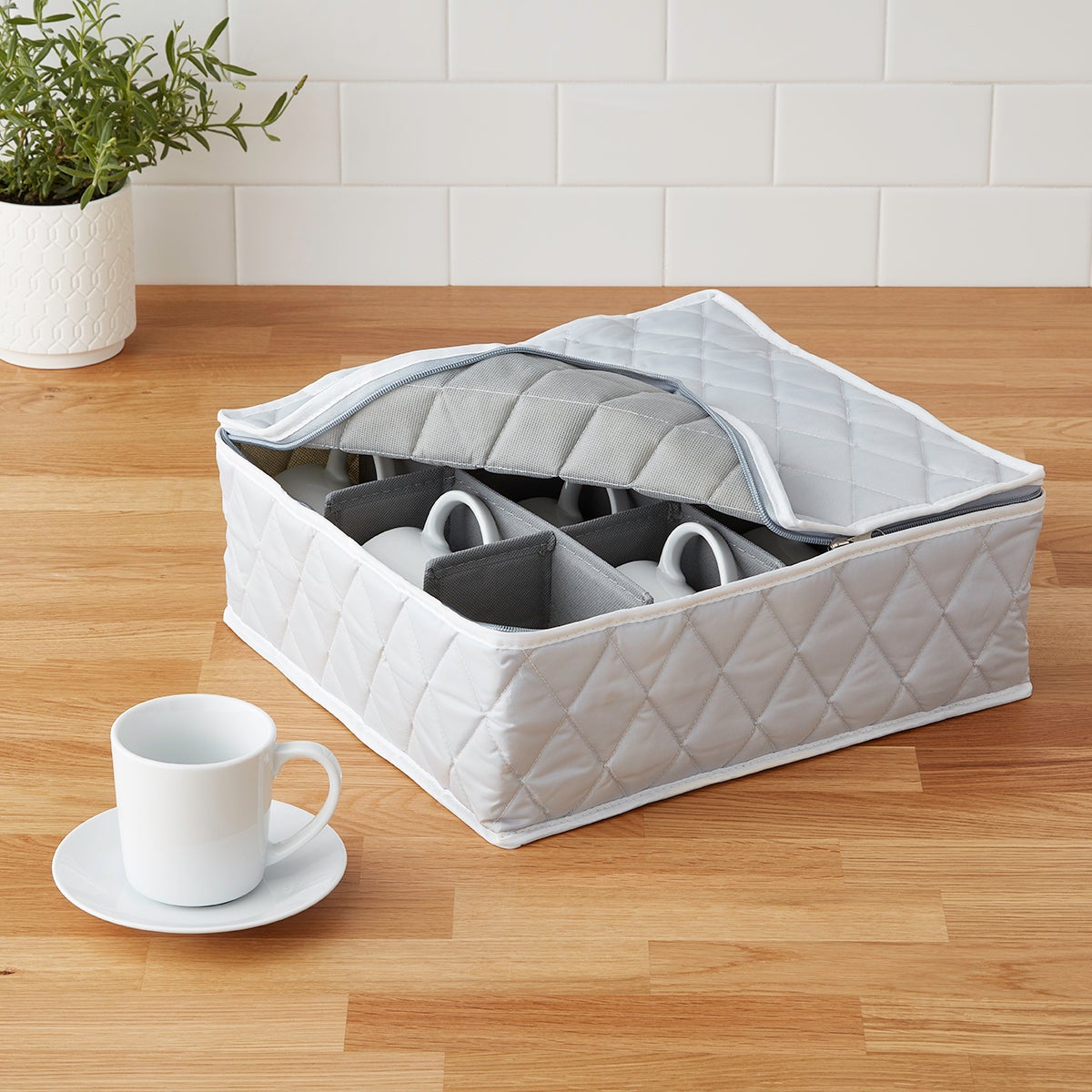 Jason Winters Tea 陶器収納ボックス Grey Quilted Cup/Mug & China Storage Case | The Container Store